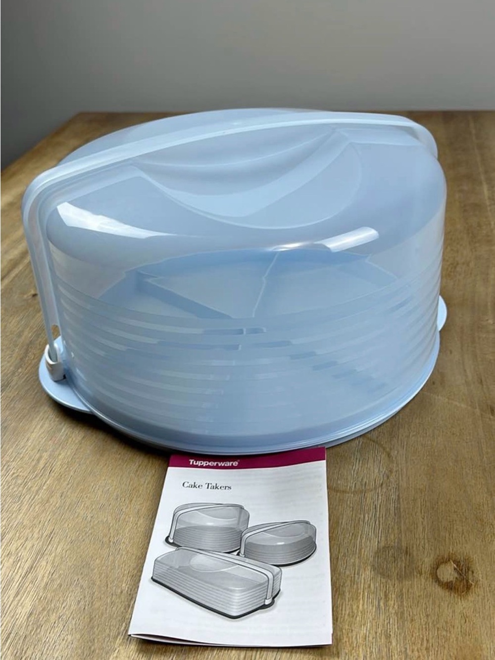 Tupperware Round Cake Taker- Ice Blue